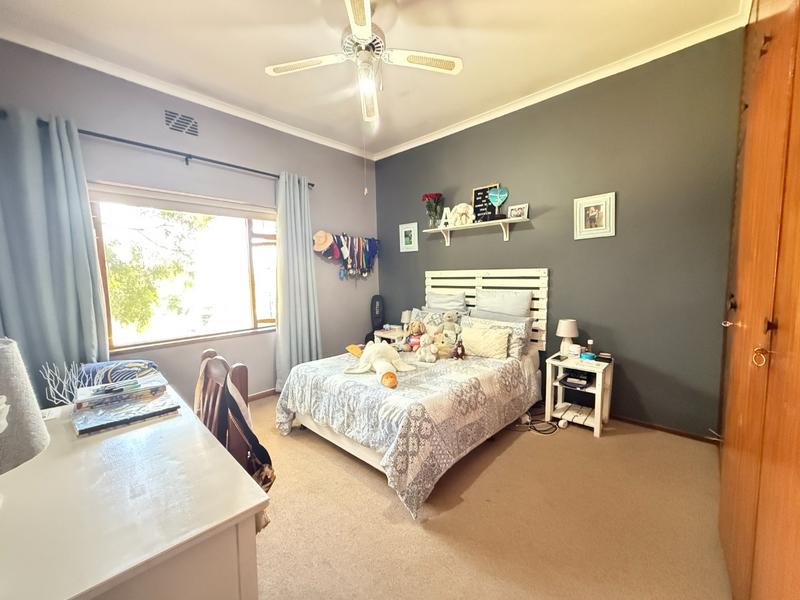 5 Bedroom Property for Sale in Bergzicht Western Cape
